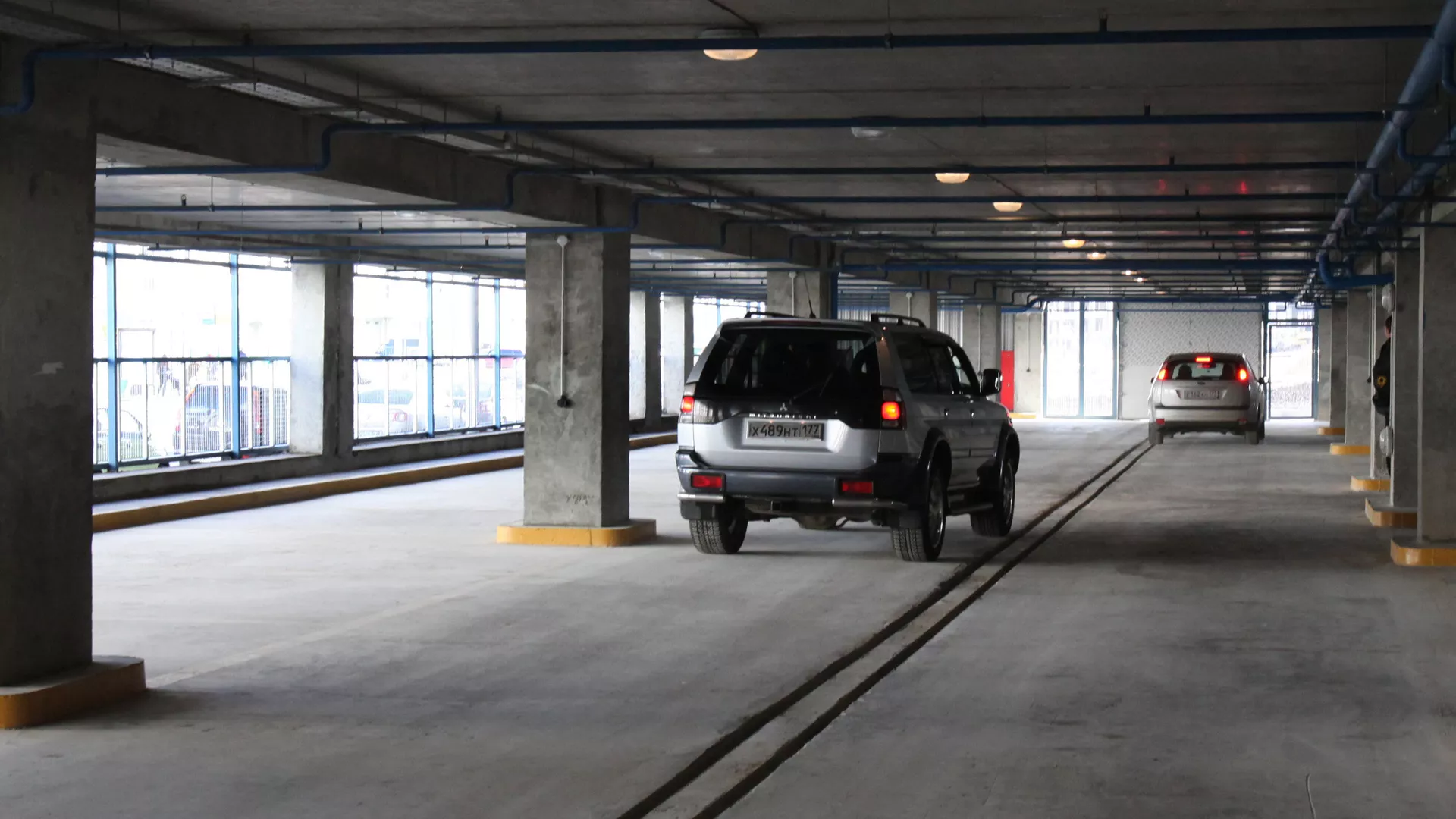 Падение иномарки с третьего этажа парковки в Чертаново попало на видео