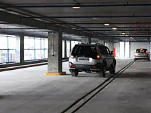 Машина рухнула с третьего этажа парковки в Москве