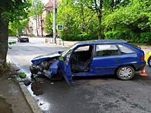 За сутки в Калининградской области две автоледи наехали на деревья