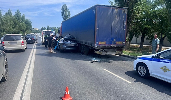 В Советском районе Волгограда иномарка влетела в грузовик «ДАФ»