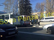 В Пензе на улице Кирова дорогу не поделили автобус и маршрутка