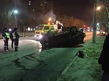 «Летел на бешеной скорости»: в Волжском поздно вечером на повороте перевернулся внедорожник