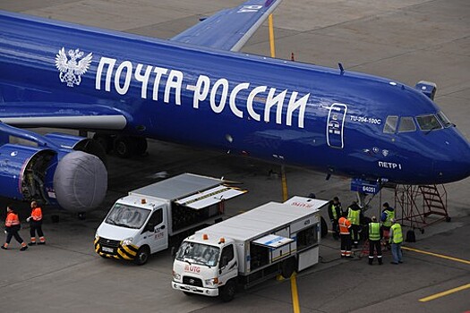 Самолет "Почты России" экстренно сел в аэропорту Красноярска