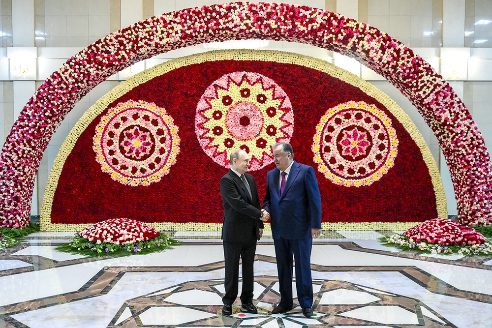 Путин подарил Рахмону картину Таджикские друзья