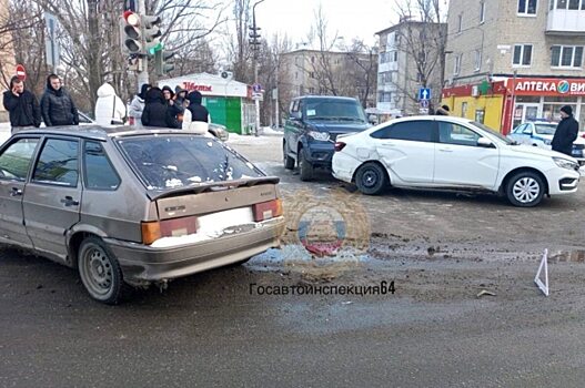 В тройном ДТП в Саратове покалечилась женщина на «Весте»