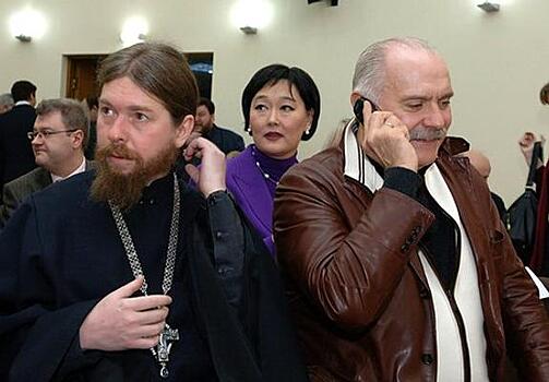 О "мерзавце" Богомолове и необходимости православной цензуры в России. Разговор Михалкова с митрополитом Тихоном "слили" в Сеть