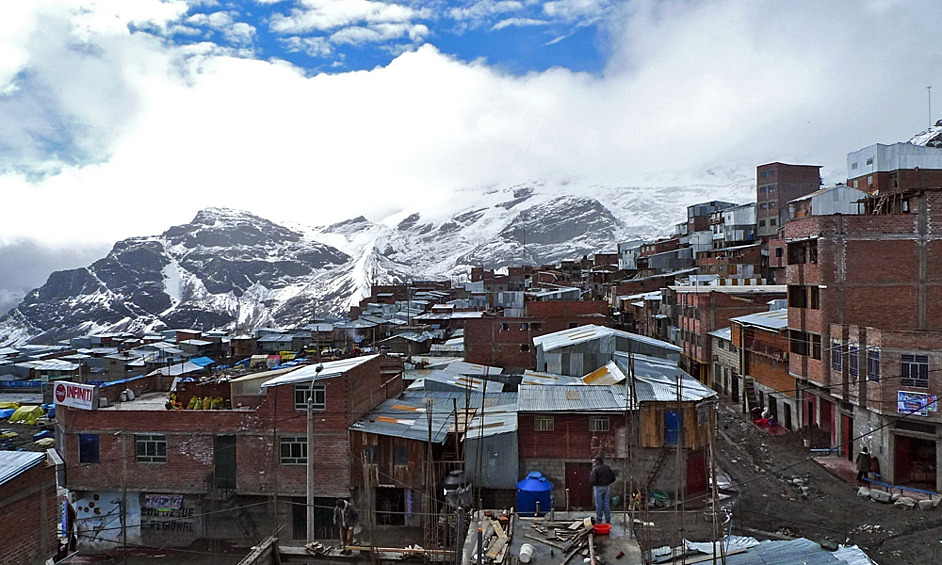 Город Ла-Ринконада расположен в Перу в Андах недалеко от границы с Боливией. Поселение находится на высоте около 5100 метров над уровнем  моря, что делает его высочайшим населённым пунктом на Земле. В город можно добраться только по узкой горной дороге. Несмотря на суровый климат, нехватку кислорода, обилие ртути в почве с 2001 по 2009 год население Ла-Ринконады выросло с нескольких поселенцев до 30 тысяч человек. Город привлекает людей огромными запасами золота, правда добыча тут ведется в тяжелейших условиях