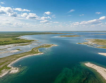 Острова стали сушей, а по дну моря ездят машины. Что останется, когда Каспий уйдёт?