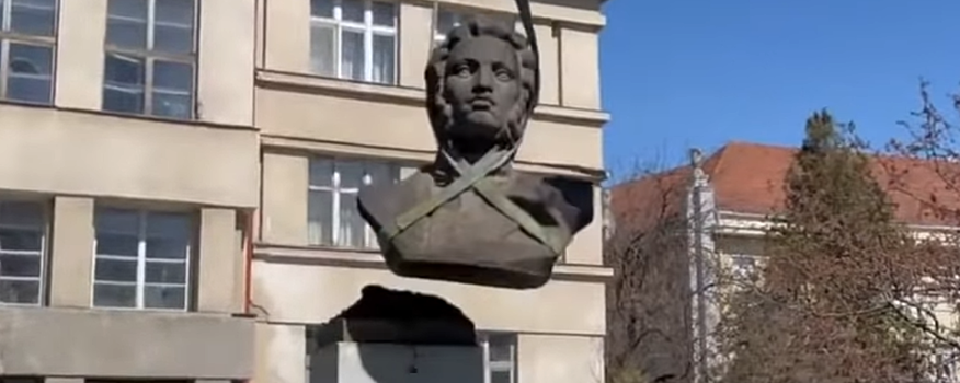 В центре Киева демонтировали бюст Пушкина