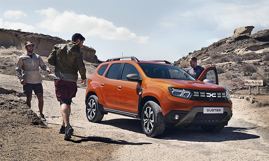 После рестайлинга Dacia Duster стал походить на Sandero третьего поколения. Внедорожник обзавелся новой решеткой радиатора, фарами со светодиодным ближним светом, Y-образными ходовыми огнями и светодиодными поворотниками. Салон может похвастаться новой обивкой сидений и подголовниками другой формы, тремя медиасистемами на выбор, поддержкой Apple CarPlay и Android Auto,  а также WiFi (в топовой комплектации). В зависимости от модели может оснащаться бензиновым двигателем мощностью до 150 л.с. При полном баке внедорожник может проехать до 1000 километров. Стоимость автомобиля $16 840 (около 1,2 млн рублей (здесь и далее по курсу на 23.12.2022)