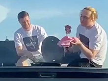 Москвичи пожарили мясо в пробке прямо в кузове авто и попали на видео
