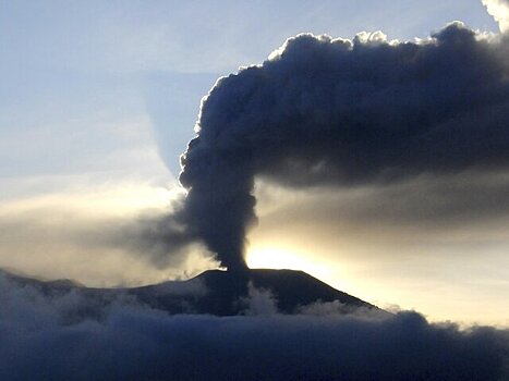Число погибших в результате извержения вулкана в Индонезии возросло до 13