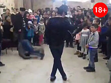 Мужчина сломал шею, танцуя под песню Майкла Джексона: видео