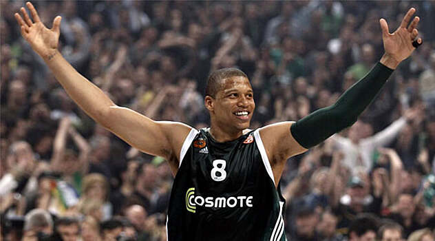 Майк Батист забил сверху, выпрыгнув с двух ног с места