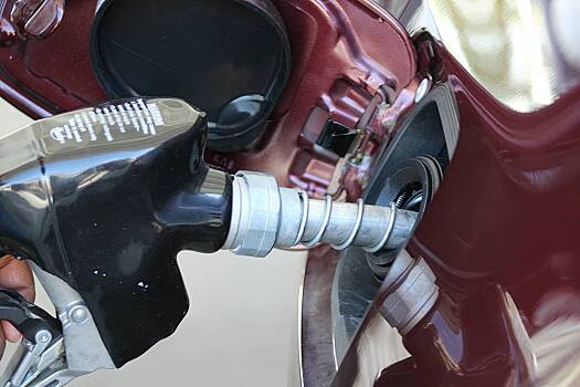 Экономист объяснил влияние ослабления рубля на стоимость бензина