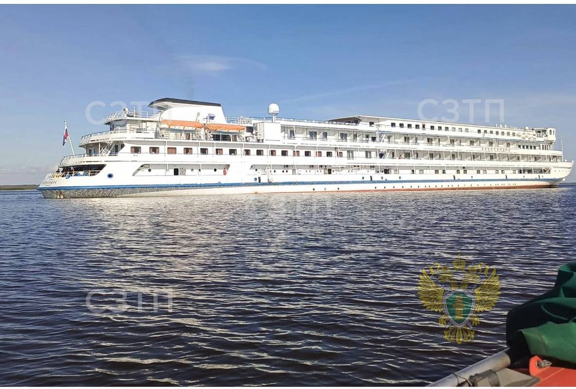 Более сотни россиян оказались в «водном плену» на борту севшего на мель теплохода