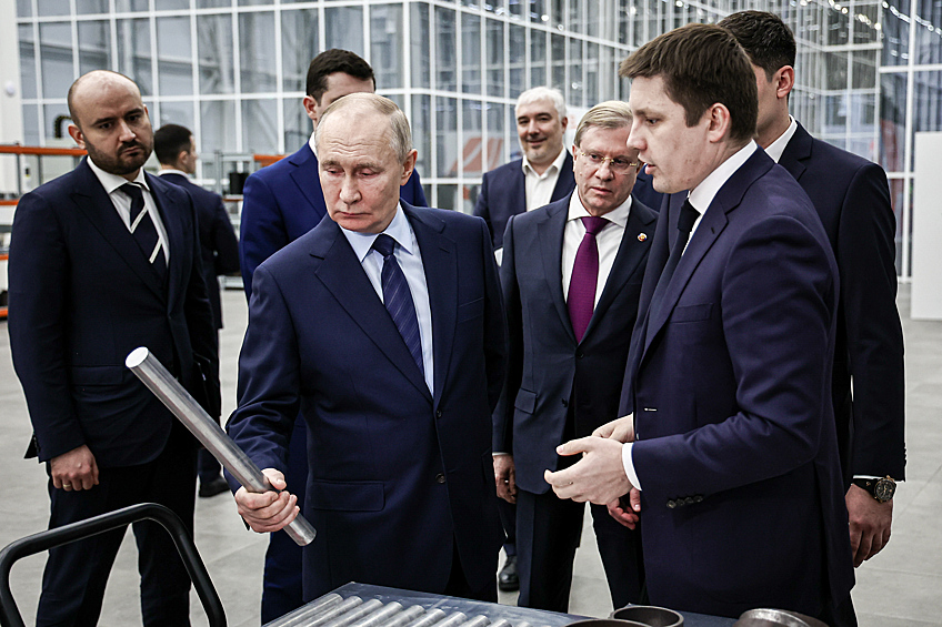 Президент России Владимир Путин и генеральный директор компании "Транспорт будущего" Юрий Козаренко (слева направо) во время посещения научно-производственного центра беспилотных авиационных систем "Самара", январь 2025 года