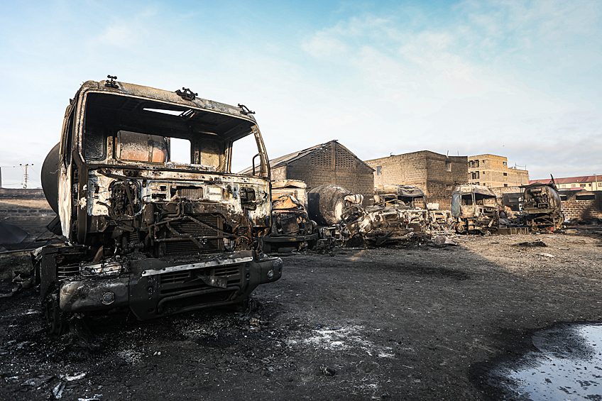 Сгоревшие автомобили после взрыва и пожара на предприятии по заправке газом в Найроби