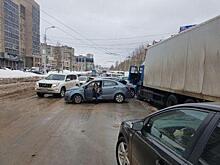 В ХМАО "КамАЗ" протаранил маршрутку с пассажирами