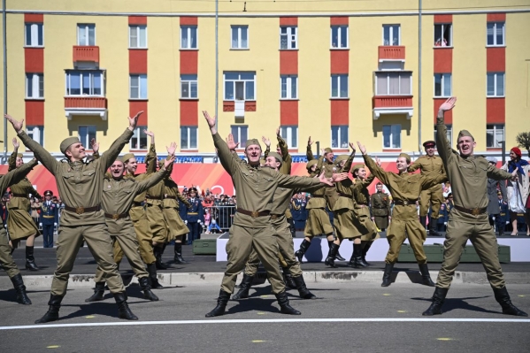 Как прошло шествие к Дню Победы в Красноярске: впервые на правобережье