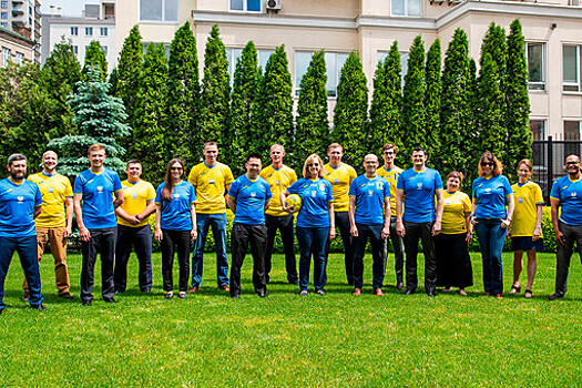 Захарова отреагировала на фото сотрудников посольства США в форме сборной Украины