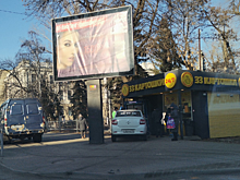 В центре Саратова иномарка после аварии протаранила ларек общепита