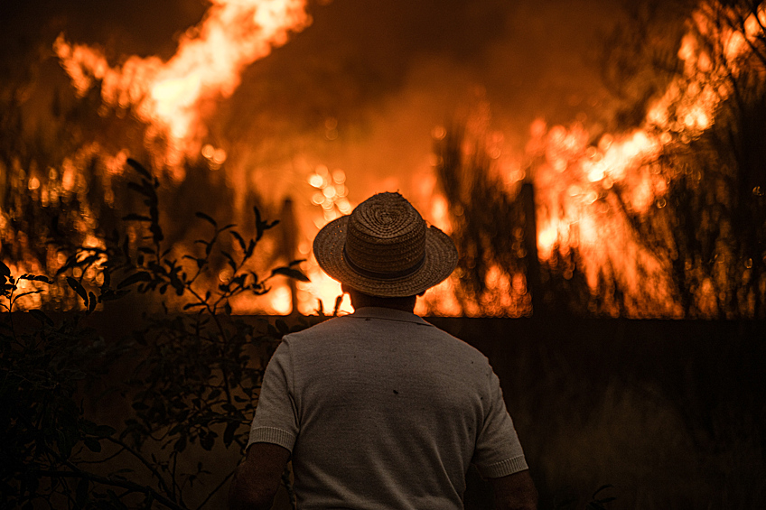 Житель городка Куаледро, наблюдает за распространением огня, Испания, 16 августа 2025 года