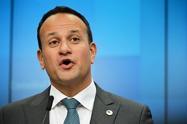 Премьер-министр Ирландии Варадкар извинился за шутку о Клинтоне и Левински