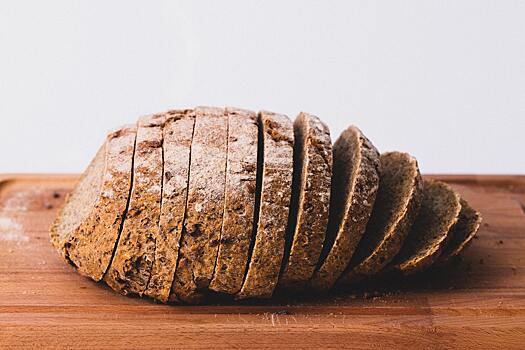 Почему хлеб в кухонном шкафу плесневеет