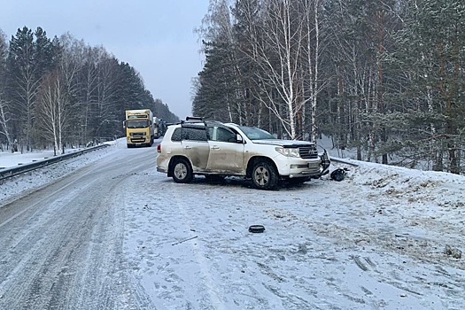 В Новосибирской области водитель иномарки погиб при столкновении с грузовиком