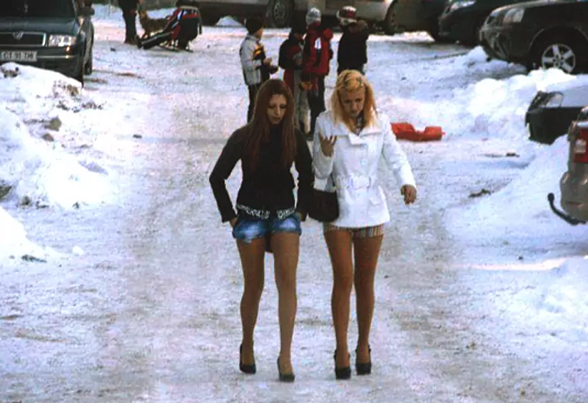 Иностранцы всегда удивляются, как русским девушкам не страшны холода. На улице можно с легкостью встретить красавиц в шортах!