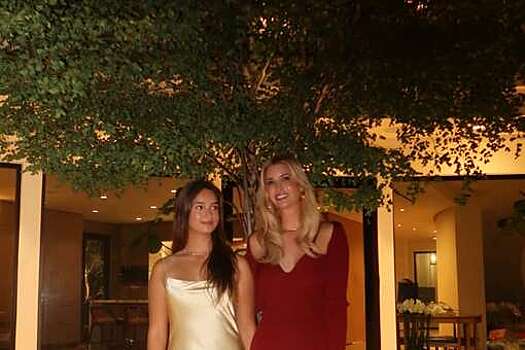 Дочь президента США Трампа Иванка снялась в мини-платье с декольте