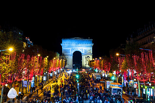 В Париже на Елисейских полях зажгли праздничную иллюминацию