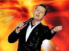 Певец Витас опубликовал фото жены в откровенном наряде