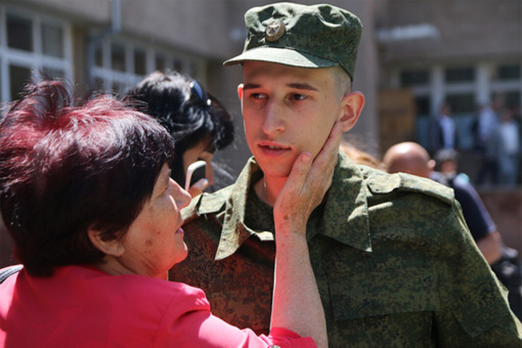 Родители призывников. Мама военнослужащего. Проводы солдата. Мать солдата.