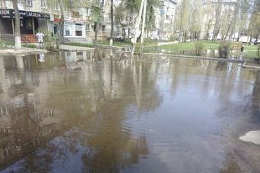 В Ленинском районе Воронежа из-за коммунальной аварии затопило дворы домов