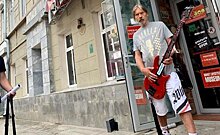 Лидер группы "Коррозия металла" подарил казанскому Музею соцбыта виниловые пластинки и гитару