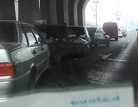 В тоннеле на Московском шоссе машины столкнулись «паровозиком»