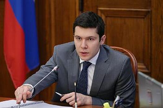 Алиханов потребовал убрать забор на улице Горького