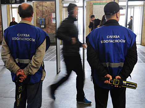 Пассажир напал на охранника московского метро