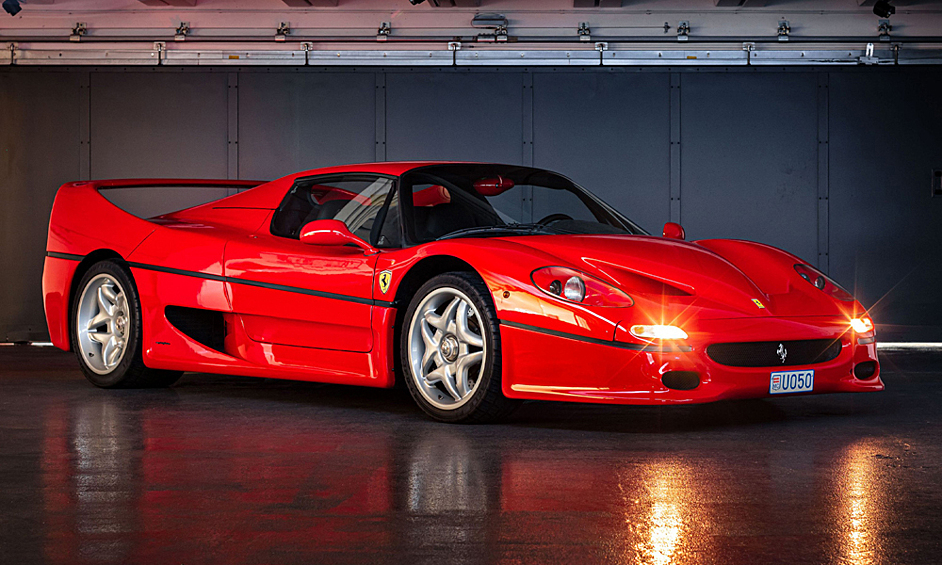 Ferrari F50. Один из 349 экземпляров модели купили за 4 161 600 евро. Единственный владелец за 26 лет проехал на нём всего 1318 километров. Естественно, автомобиль прекрасно сохранился: на красном кузове и чёрно-красных сиденьях почти нет следов износа. Органы управления тоже выглядят нетронутыми