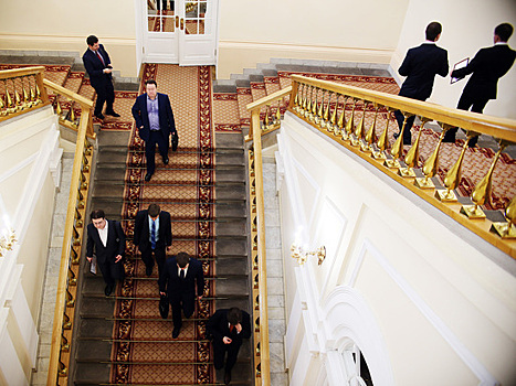 Бывшим чиновникам придется отчитываться о зарплате на новом месте