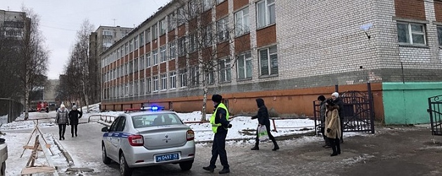 В Архангельске из-за угрозы взрывов эвакуировали сразу пять школ