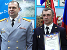 В ГУ МЧС России по Приморскому краю наградили инспекторов Госавтоинспекции, эвакуировавших жильцов из горящего дома