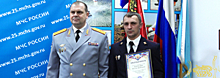 В ГУ МЧС России по Приморскому краю наградили инспекторов Госавтоинспекции, эвакуировавших жильцов из горящего дома