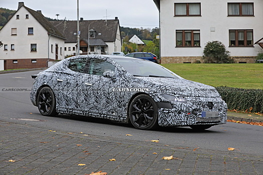  		 			Электроседан Mercedes EQE 2022 года пытается скрыть внешность концепта 		 	