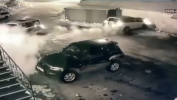 Дама из "Версаля" села в машину и врезалась в два строения. Видео