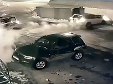 Дама из "Версаля" села в машину и врезалась в два строения. Видео