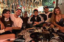 Шакиру засняли в объятиях Льюиса Хэмилтона во время ужина в Барселоне