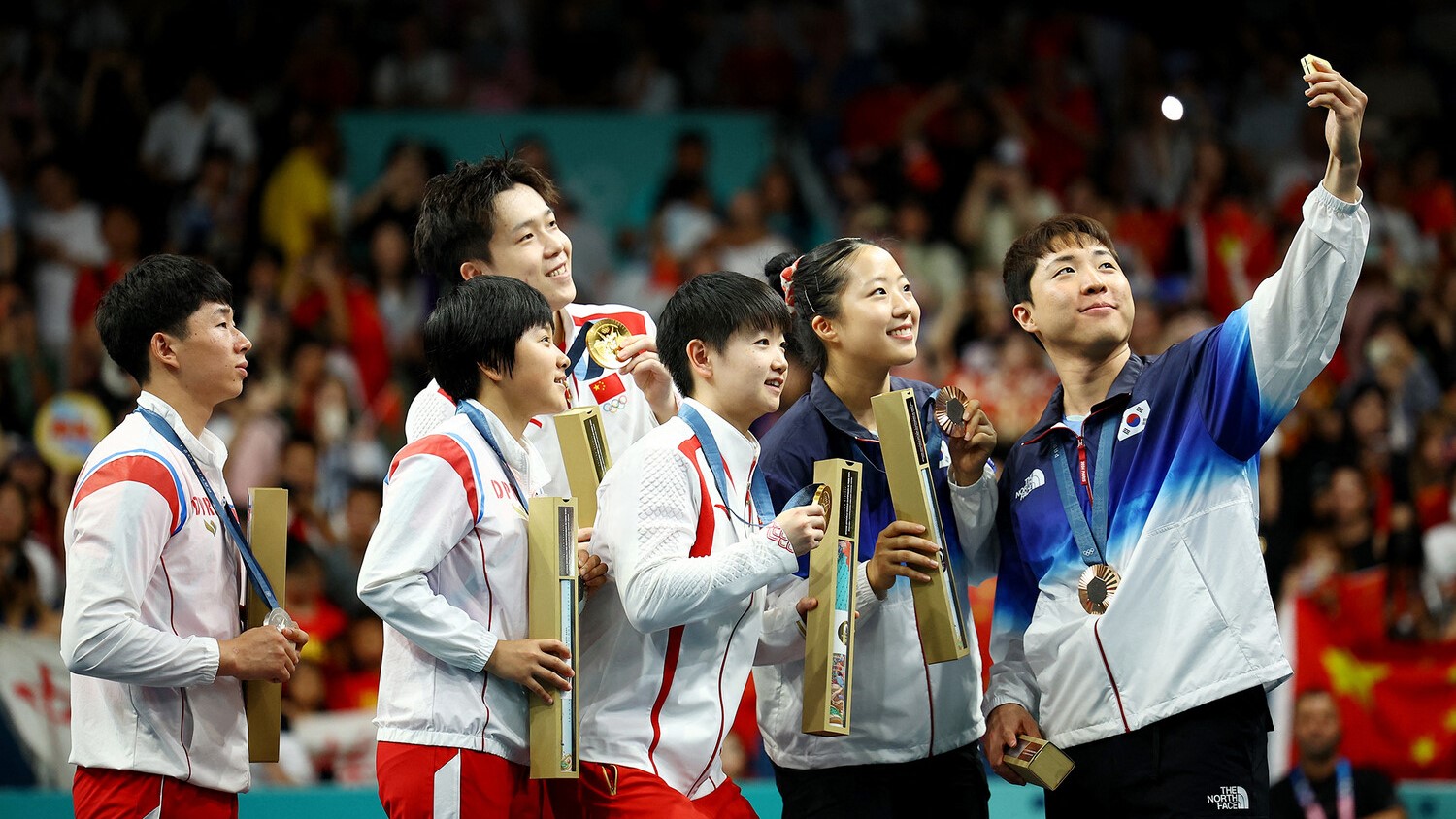 Призеры Олимпиады из КНДР и Южной Кореи сделали совместное селфи на подиуме